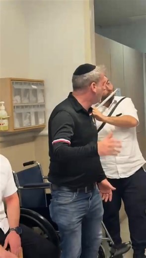 לפעמים השמחה מגיעה מהמקומות הכי פחות צפויים. כהרגלנו הגענו גם היום לשמח במחלקה האונקולוגית, ומטופל אחד עם יוקולילי הפך ללב של האירוע. שרנו יחד את 'הללויה' של לאונרד כהן, כשאת המילים המקוריות החלפנו במילות קבלת שבת. השילוב בין הקלאסיקה לבין התפילה יצר פסקול של נחמה בתוך המחלקה ♥️♥️♥️ שוקי בריף @shuki_brif | חרדים 10 - הדף הרשמי