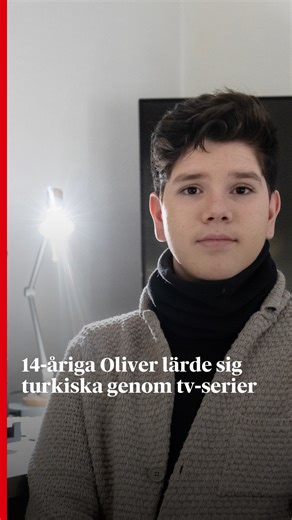 Oliver Eriksson i Malmö älskade att se på turkiska tv-serier med familjen. Han lyssnade och följde undertexterna – och lärde sig turkiska. Nu har han nyss fyllt 14 år och gör succé med att sjunga turkiska poplåtar. Många turkar som hör honom har svårt att förstå att han inte har någon bakgrund i landet. – Jag har fått otroliga reaktioner, säger han. https://www.dn.se/sverige/oliver-14-gor-succe-med-sanger-pa-turkiska-larde-sig-spraket-genom-tv-serier/ | Dagens Nyheter