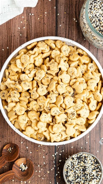 If you love everything bagel seasoning, you’re going to love this easy recipe for everything bagel Goldfish crackers! ⁠ ⁠ 🔗: Find the full recipe at the link in my bio (@the.practical.kitchen) or on ThePracticalKitchen.com!⁠ ⁠ https://thepracticalkitchen.com/everything-bagel-goldfish-crackers/ | The Practical Kitchen