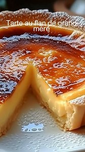 Tarte au flan de grand-mère 🥧✨ Ingrédients : 1 pâte brisée 1 litre de lait 4 œufs 150 g de sucre 1 sachet de sucre vanillé 100 g de maïzena Préparation : Préchauffer le four à 180°C. Étaler la pâte dans un moule et la piquer avec une fourchette. Chauffer le lait dans une casserole. Dans un saladier, mélanger les œufs, le sucre, la maïzena et le sucre vanillé. Verser progressivement le lait chaud sur la préparation en fouettant bien. Reverser le tout dans la casserole et épaissir quelques minute