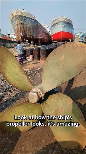 Look at how the ship's propeller looks, it's amazing #ship