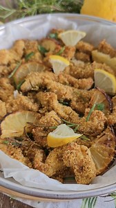 POLLO AL LIMONE CROCCANTE AL FORNO TROPPO BUONO IL POLLO CUCINATO COSÌ tenerissimo dentro, croccante fuori, gustoso e profumato. ✅️SALVA LA RICETTA PER NON PERDERLA ✅️ Lasciami un saluto 👋MI farebbe davvero piacere grazie di ❤️ Seguimi @lacucinadivane per altre ricette buonissime e facilissime Ingredienti per 4 persone 500 g Petto di pollo (in fette) 2 Limoni 3 cucchiai di Pangrattato 3 cucchiai Farina di mais giallo Q.b. erbe aromatiche (origano, salvia, rosmarino) q.b. Rosmarino q.b. Pepe q.b