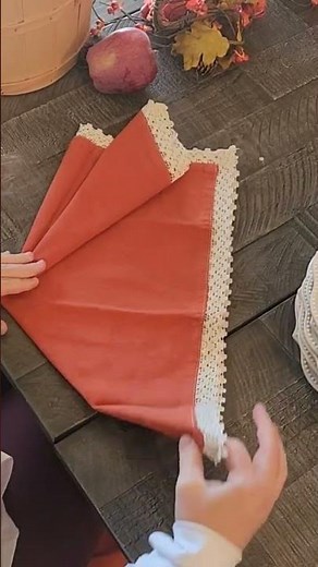 Napkin fold tutorial for Thanksgiving table! #thanksgivingdinner #thanksgiving #thanksgivingdecor