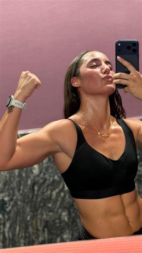 CAMI DANDREA on Instagram: "✨🫶🏼Estoy en un momento de mi vida donde tengo muchas ganas de compartir. Mis rutinas, mis hábitos, mi forma de organizarme, de moverme, de cuidarme. Ayer les pedí que me cuenten sus metas y muchas coincidieron en lo mismo: mejorar hábitos, sentirse mejor, estar más fuertes por dentro y por fuera. No tengo todo armado todavía, pero la idea está clara: compartir desde lo real, lo cotidiano, lo posible. Si algo de esto te suma, quédate. Esto recién empieza 🤍 #gym #hab