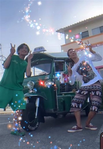 5/11〜14 久留米PV撮影から始まった ともくんきたぴの男旅🛺 とにかくきたぴのともくん愛溢れるほっこりコラボでした☺️ . @緑ともや🤡🌿緑の旅人💚日本海外1人旅 @緑ともや💚【日本世界グルメ・緑の旅人🥦】 @🤡🌿緑ともやサブ🌿🤡 @N WORLDakaきたぴ🚀👽 . #緑の旅人 #緑ともや #トゥクトゥク #日本一周 #一人旅 #おんまか #きたぴ #福岡