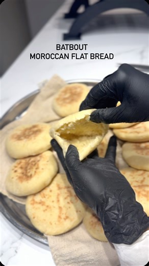 Shuna's Kitchen on Instagram: "Ramadan always takes me back to slow evenings, warm bread, and shared tables 🌙🤍 Few years ago, I first tasted this Moroccan bread at my Moroccan friend’s home, and I fell in love instantly. I’ve wanted to recreate it and share it with you for so long… and today feels like the right moment. Batbout (Moroccan Flatbread) 🫓 Ingredients Dry ingredients (one bowl): • 1½ cups all-purpose flour (or white bread flour) • 1½ cups fine semolina • 1 tsp baking powder • 1 tsp