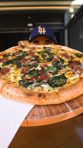 🇼🇸 HOSPITALITY FTW! I believe really good brewers make great hospo managers and @batsmen_brewing are more proof of this. This place is so good I'm trying to line up another visit this weekend with family and another with friend in December it's that good. The pizzas that they make to go with their beers are flavourful and some reflect Samoan culture. Each beer is likewise distinct. I tried a Pale Ale, Porter, Pilsner and APA. None of them tasted like some generic rendition of the style, they w