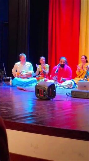 Música Indiana Festiva: Desperte sua Alegria Interior com Sahaja Yoga