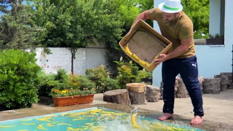 A Giant Milkshake Of Strawberries and Bananas! On a Hot Day, Quench Your Thirst and Hunger