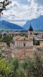 🌟 Arco, nestled near Lake Garda in the Trentino region, is a haven where rugged cliffs, ancient castles, and lush gardens blend into a landscape of serenity and adventure. 🇮🇹 | Sogno Italiano 🇮🇹