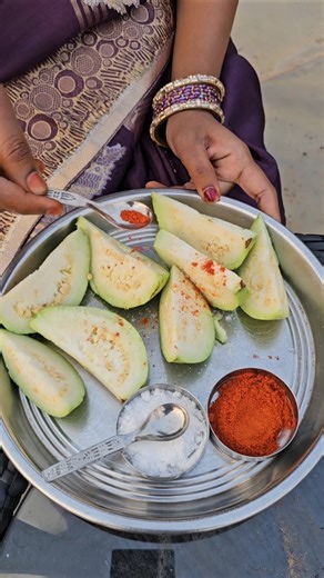 Guavas harvesting n cutting #guavas #mygarden #gardening #shorts #viralvideo
