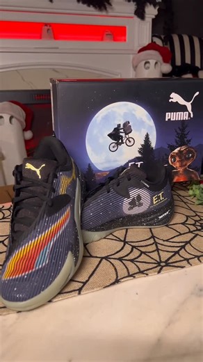 𝚈𝚟𝚎𝚝𝚝𝚎 | 𝙱𝚊𝚌𝚔𝚜𝚝𝚒𝚝𝚌𝚑 𝙱𝚛𝚞𝚓𝚊 on Instagram: "PUMA x E.T. collection ✨available now✨ retailing from $40-$140 at PUMA.com, PUMA flagship stores, & select retailers. If you know me you know I love campy stuff, sci-fi and horror. Like most millenials I absolutely adore E.T the Extra Terrestrial! I have so many wonderful memories from when I was a kid and absolutely love how silly this collab is. It's loud and in your face, just like me 😭#puma #pumas #et #ettheextraterrestrial #univ