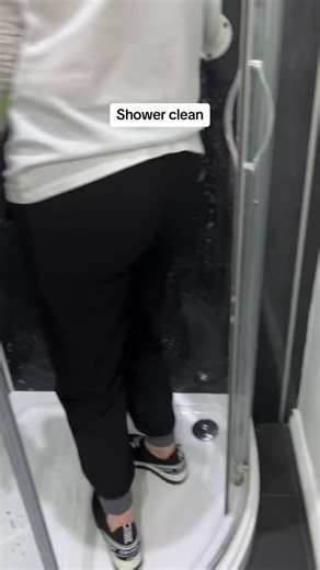 Easy Shower Cleaning Tips with Washing Up Liquid