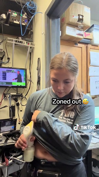 How I use my hand pump at work! For me, the hand pump is more effective and efficient getting me 5oz in less than 3 minutes!✨🩷 #pumpwithme #handpump @Medela #LIVEIncentiveProgram #LIVEFEST2025 #MakeLIVECount