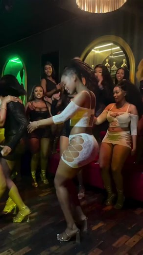 #fyp #foryou #fypage #tiktokSA #beauty #bts #amapiano #trending #xyzbca #viral #londyn_skyblue #fypシ #foryoupage #model #southafrica #SAMA28 #twerkqueenza #twerk #bikini #pool #spa #unclewaffles #photography #scottsmaphuma #txc