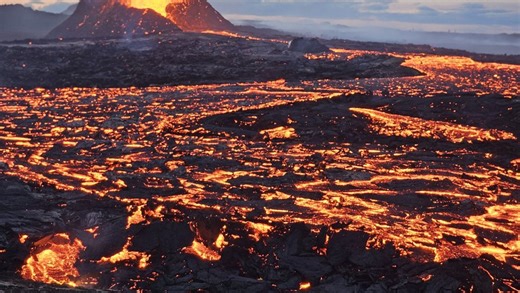 EN IMAGES. L'impressionnante éruption volcanique qui a brûlé plusieurs habitations en Islande