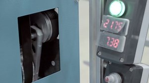 The mechanism of pulleys, belt and gears allows you to rotate the elements of industrial equipment, digital indicators allow you to control the operation of the equipment