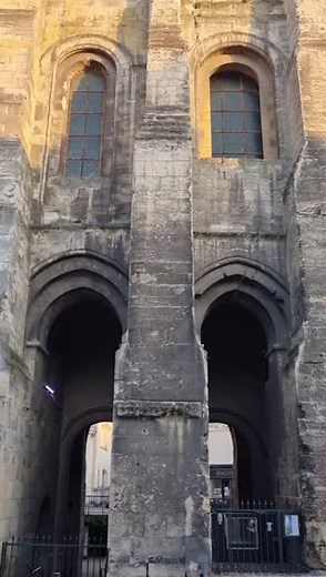 Venez, on vous emmène dans la Tour Charlemagne 🌇 Vous verrez, la vue d'en haut est plutôt sympa ! 🙃 >> Pass sanitaire obligatoire Pour visiter la Tour, pensez à réserver : https://magazine.tours.fr/actualites/la-tour-charlemagne-belvedere-sur-la-ville/ | Ville de Tours