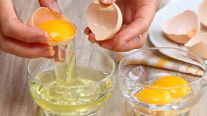 Huevos con yema amarilla o naranja: ¿por qué el color y cuál es más nutritivo y saludable?