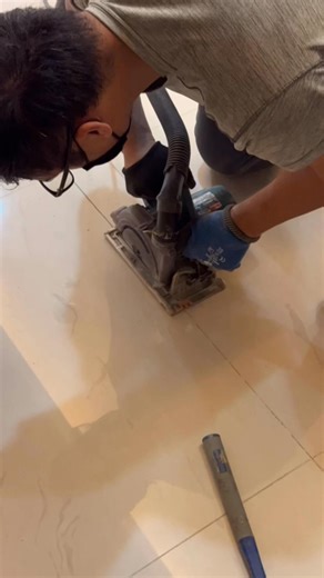 拋光磚不用全打掉。局部拆除＋超耐磨木地板，讓冰冷地面變成每天想赤腳走過去的地方。Small demolition, big change.#beforeandafter #homemakeover #highquality #超耐磨木地板 #拋光磚 #局部拆除 #地板施工 #Sangyean | 山衍地板