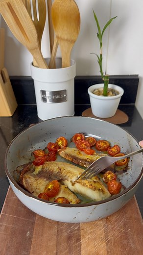 128K views · 1.2K reactions | Tilápia na airfryer  -Filé de tilápia -Limão -Lemon pepper -Sal -Alho -Tomate cereja -Azeite ⏰ 20 min a 180° | Ana Menezes | Facebook