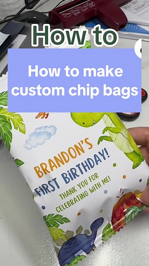 How to make custom chip bags tutorial Fournitures: Imprimante Papier photo glossy Tape double face Ciseau Crimper #customchipbags #tutorialcricut #custompartyfavors #partyfavors #partyideas #kidspartyideas #customfavors #dinosaurtheme #dinosaurbirthdayparty #craftymom #canva #canvatemplate