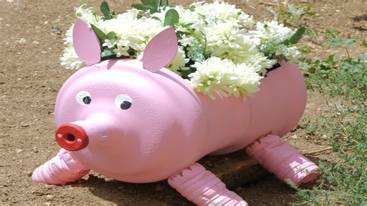 Eco friendly backyard! Simple crafts with plastic recycling!