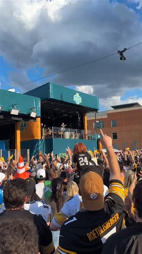 Coach Cowher firing up the crowd as the first round of the NFL Draft nears. Pat McAfee is by his side. @TribLIVE