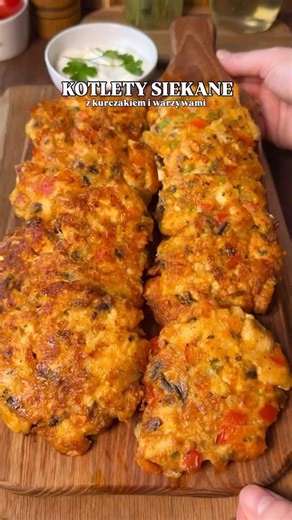 Kotlety siekane z kurczaka z warzywami to mega prosty i szybki pomysł na obiad 😍 PRZEPIS⬇️ Składniki: 450g piersi z kurczaka, 1 łyżeczka słodkiej i ostrej papryki, przyprawy do kurczaka, 100g pieczarek, 1 papryka, pęczek szczypiorku, 100g tartego sera, 2 jajka, 2-3 łyżki jogurtu naturalnego, 3 łyżki mąki ziemniaczanej, sól i pieprz. #kotlety #siekane #kurczak #warzywa #obiadw10minut | kuchenne_mecyje