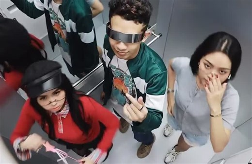 Yittt”😝@APM @daisy #saycheese #elevatortheme