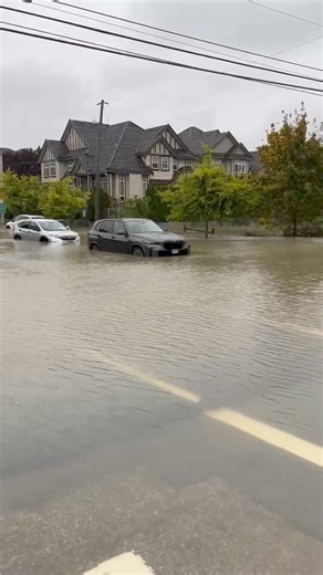 Heavy rain overnight and today has led to flooding in several areas of Surrey. Our crews are working around the clock, prioritizing areas with the highest safety concerns. Drivers are urged to exercise extreme caution and avoid flooded roads whenever possible. ⚠️ Road Closures: • 88 Ave: 168 St to 176 St (Serpentine River) • 152 St: 72 Ave to 82 Ave (Bear Creek) • King George Blvd and Bridgeview Dr • 124 St and Pattullo Pl (110 Ave and Scott Rd) • Colebrook Rd and 152 St Frontage Rd (east of the