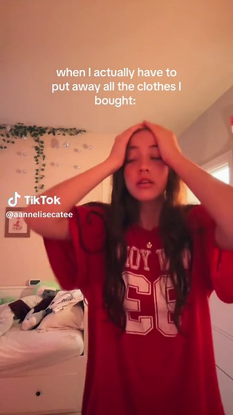 why is hanging up clothes my worst nightmare💔