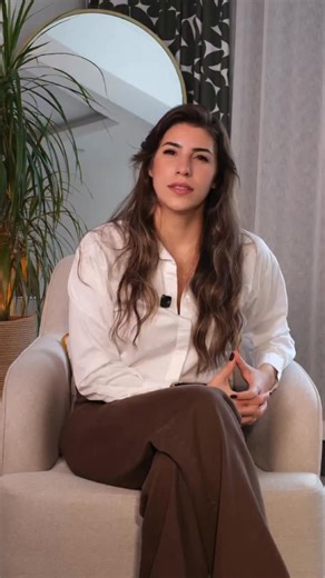 Bazen gün içinde üzerimize yapışan enerjiler, gece uykumuzda bile bizi huzursuz eder. İşte tam da bu yüzden, gece uyurken bir kıyafeti ters giymek, enerjisel koruma alanını güçlendiren eski bir uygulamadır. 👕 Nasıl yapılır: Uyumadan önce tişört, pijama veya herhangi bir kıyafetini ters çevirip giy. Bu, üzerindeki negatif enerjiyi ve nazarı sembolik olarak geri çevirir yani sana ait olmayan enerjilerin alanından çıkmasına izin verir. ✨ Giyerken niyet cümlesi: “Tüm negatif enerjileri, nazarları v