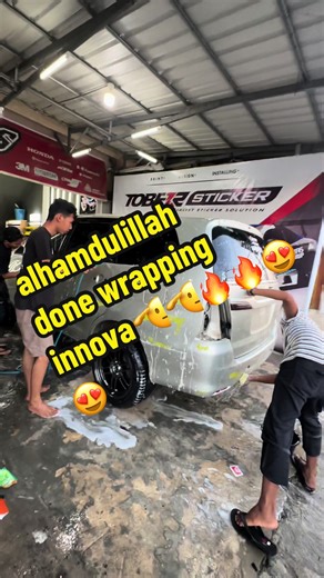 Proses Wrapping Mobil Innova dengan Bahan Premium