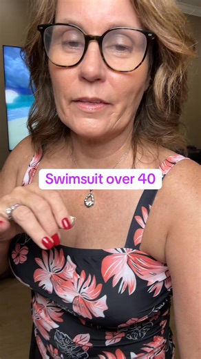 Summer’s most charming swimwear is here: the SLIM® Cover Square Tankini Set! ✨ Blending retro flair with modern comfort, it’s your go-to for beach days, poolside lounging, and all your sunny adventures. This vintage-inspired set features a flattering square neckline with elegant pleats, wide adjustable straps, and removable padded cups – delivering unbeatable bust support and a timeless look. The skirted bottom with built-in briefs offers perfect coverage, while shirred tummy control details sli