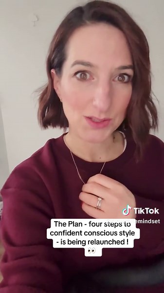 Slow style mindset - a four part plan to take you from wardrobe overwhelm to confident conscious style - is being relaunched this Jan! 💚💚 #nobuy2025 #slowstylemindset