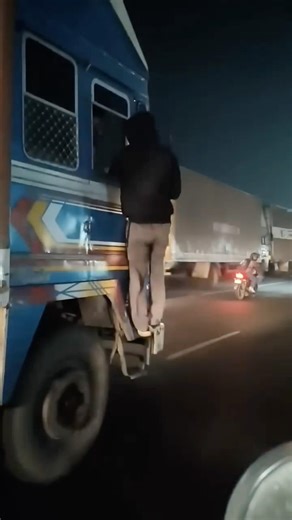 Running away after damaging the petrol pump #truckesvlogs #truckdriver