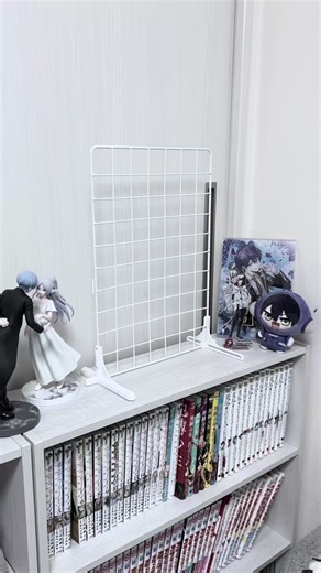 ダイソーで揃うワイヤーネットでオタク部屋に❣️ ダイソーのワイヤーネットエリアにほぼ揃ってるので探してみてください✨️ 自己肯定感爆上がりだからおすすめ✨ なんか文章胡散臭くなった #fyp #オタク部屋 #推し #オタク #にじさんじ