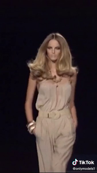 Vlada Roslyakova y Michaela Kocianova en Versace S/S 2008