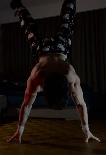 just do handstands 🥀 #fyp #gym #fitness #workout #gymtok | handstand