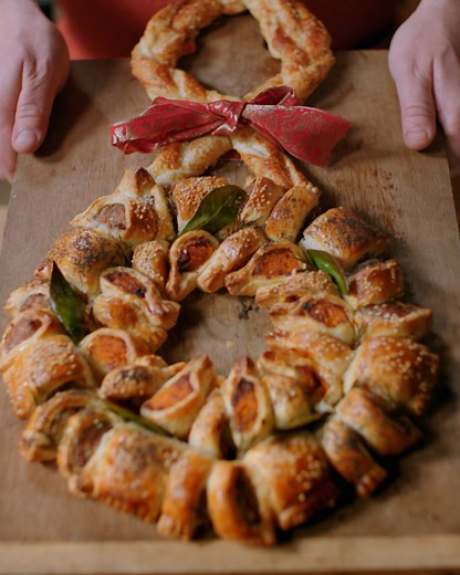 Just when you think you've seen it all...then in comes Jamie's EPIC sausage roll wreath that's just PERFECT for entertaining 🤤 jamieol.com/SausageRollWreath | Jamie Oliver