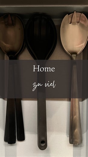 Verena Andree-Schwarz on Instagram: "*zu viel* Fast alles in dieser Schublade hatte einen guten Grund. 1️⃣ Das Alte, weil es noch funktioniert und man nicht traurig ist, wenn es beim Straßenfest, Schulbuffet etc. verloren geht. 2️⃣ Das Günstige, weil es für den Alltag perfekt ist 3️⃣ Das Schöne, um sich bei Gästen nicht zu blamieren. Nichts davon fühlt sich falsch an. Aber zusammen ist es zu viel. Vielleicht entsteht Unordnung nicht nur, weil wir zu viel kaufen – sondern weil wir uns zu selten e