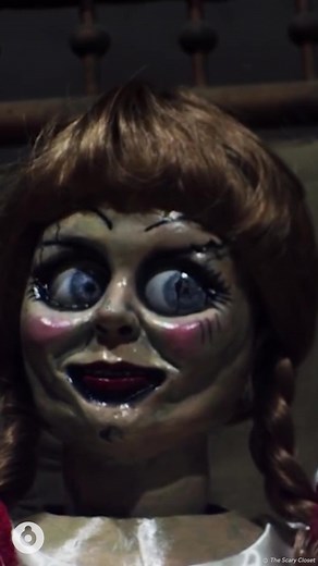 ¿Se animarían a pasar la previa de #Halloween con #Annabelle sentada en una silla de la habitación? #Horrorama #ClubDelmiedo #Terror #Horror #edit