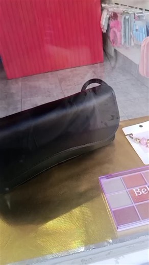 Dana • Cosméticos y más • on Instagram: "✨ Detalles que enamoran ✨ Collares y pulseras que elevan cualquier look, presentados en su cajita ideal para regalar o regalarte 💖 Te esperamos en nuestro local con los accesorios más lindos y cosméticos que no pueden faltar 💄💎 📍 Visítanos y descubre tu nuevo favorito #Accesorios #Collares #Pulseras #Cosméticos #RegalosPerfectos"