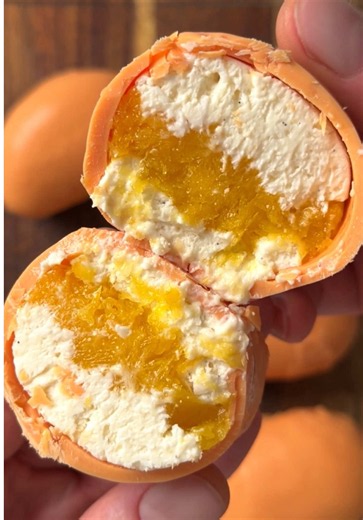 Virale Schoko Mangos🥭💛 ➡️ das virale Luxus-Dessert mit tropischem Kokos-Twist einfach selbst gemacht!😍 Fruchtiger Mangokern mit kleinen Mangostückchen, cremige weiße Schoko-Vanille-Kokos-Ganache und eine knackige Schokohülle - die virale Schoko-Mango ist ein absoluter Traum!🍫🥭 Ich habe das Ganze für euch mal ausprobiert und geschaut, ob auch “Normalos” so ein Luxus-Dessert hinbekommen können😄🙏🏼 Speichert euch das Rezept unbedingt ab und schickt es an jemanden, mit dem ihr diesen viralen 