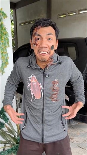 kecoa nya di muka dan baju adik