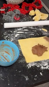 37K views · 83 reactions | Ukoliko još uvek nemate ideju kakve kolače da napravite tokom predstojećih praznika, pred vama je sjajan predlog - desetak vrsta različitih kolača od samo jednog jesta. Ukusni, mirisni, šareni, puni radosti, a tako se jednostavno prave  Ceo recept sa nekoliko predloga za ukrašavanje pogledajte u komentarima ❤️ | Najbolji domaći video recepti | Facebook