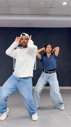 Can’t take eyes off 😍🫶🏻 #trend #michico #dance #aanyagupta #deepaktulsyan