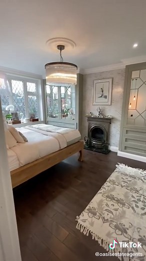 Stepgates #stainesuponthames #oasis #home #hometour #housetour #luxuryliving #interiordesign #housedesign #homedecor #deckthehalls #christmasdecor