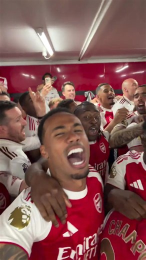 Arsenal players singing their song 🤪🎶 🎥 Posted by Gabriel Magalhães